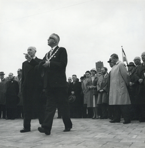171110 Afbeelding van commissaris van de Koningin in de provincie Noord-Holland dr. M.J. Prinsen en burgemeester J.G.S. ...